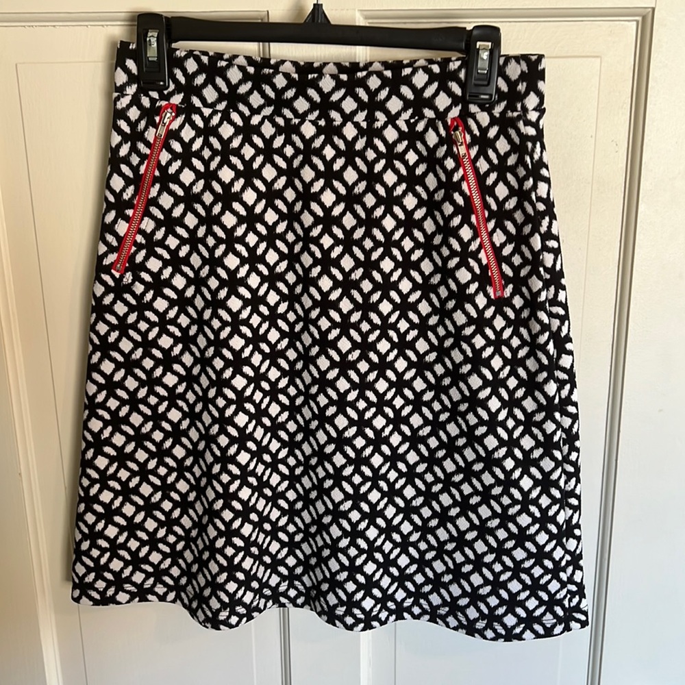 Patterned skirt with pocket details - medium
